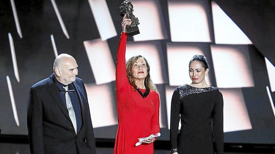 Antonio Saura, Eulalia Ramón y Anna Saura recibieron el Goya de Honor en nombre de Carlos Saura. | FOTO: EFE