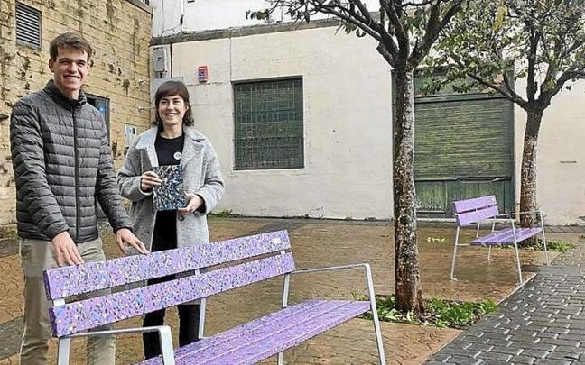 Los dos bancos elaborados con tapones reciclados. | FOTO: EC.A. Los dos bancos elaborados con tapones reciclados. | FOTO: EC.A.