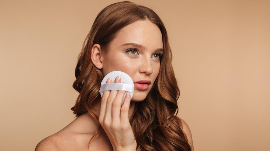 Una mujer utiliza un disco reutilizable.