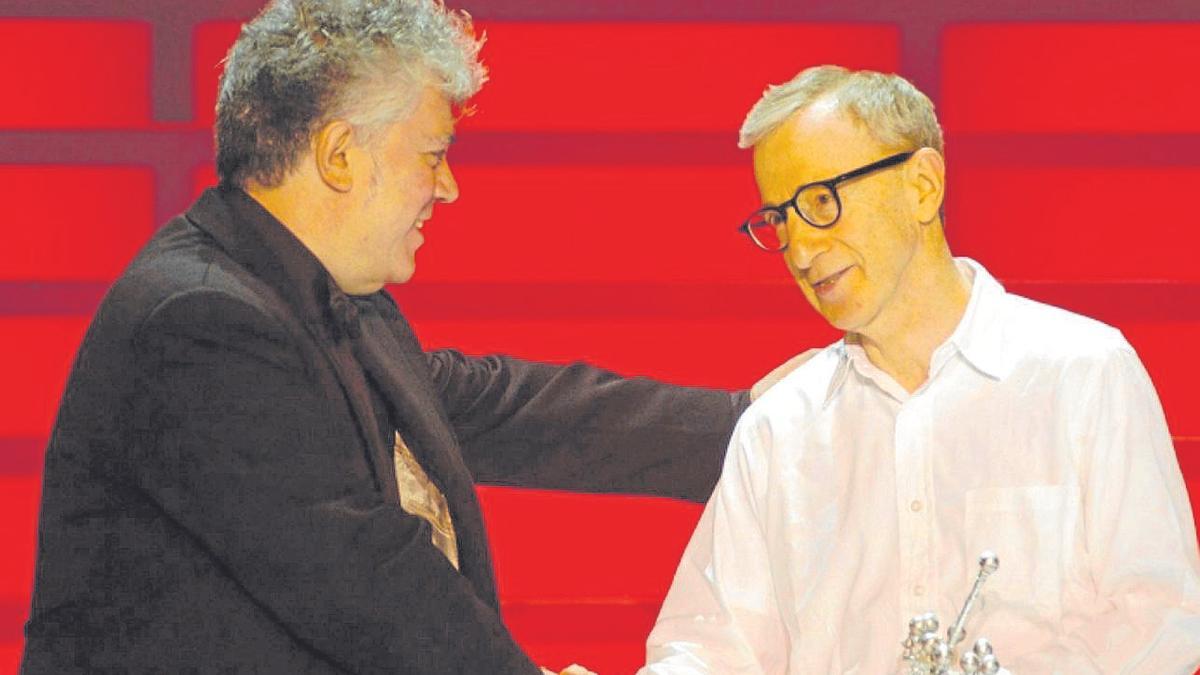 Pedro Almodóvar (izq.) con Woody Allen (der.), en 2004.