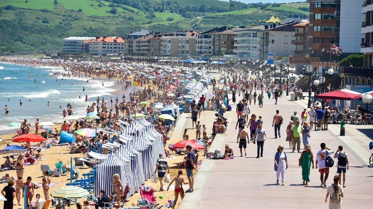 Gente disfrutando de la playa de Zarautz en un día de buen tiempo