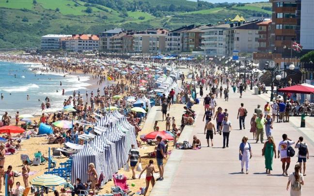Gente disfrutando de la playa de Zarautz en un día de buen tiempo Gente disfrutando de la playa de Zarautz en un día de buen tiempo