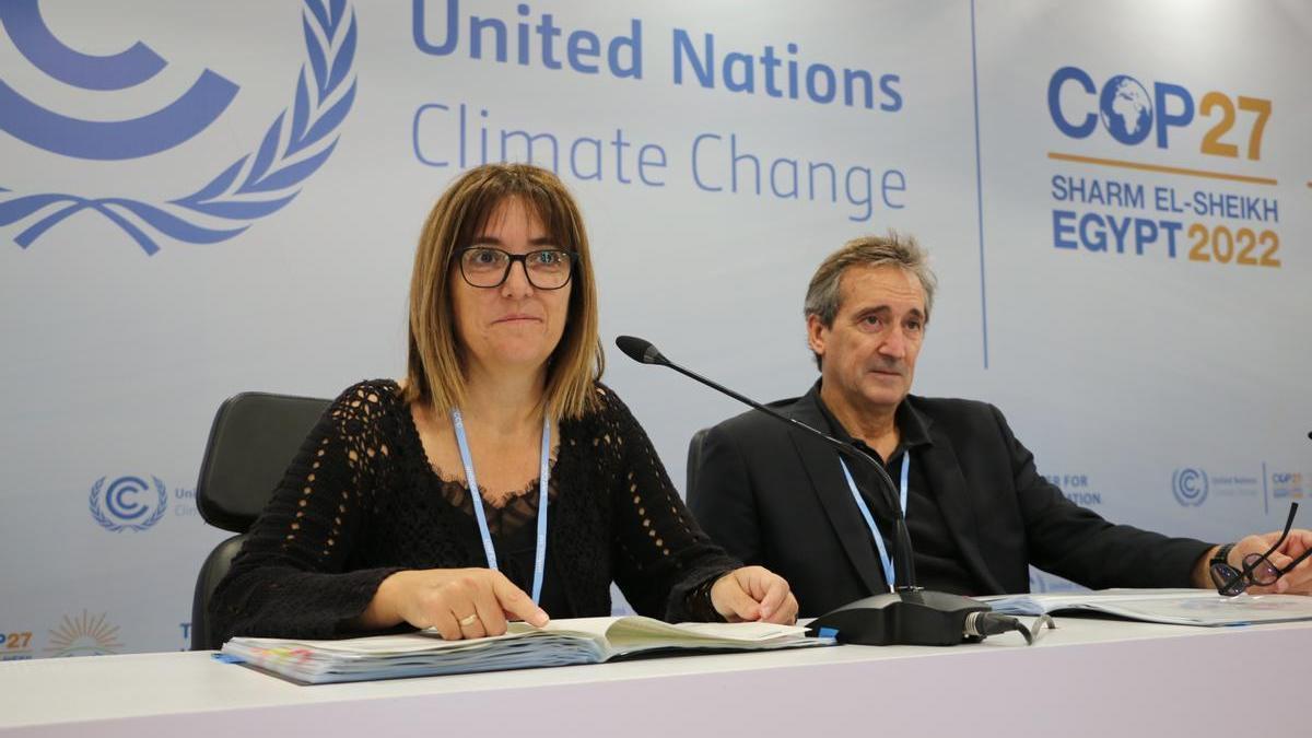 La viceconsejera de Sostenibilidad Ambiental, Amaia Barredo, y el director de Patrimonio Natural y Cambio Climático, Adolfo Uriarte, en la COP27.