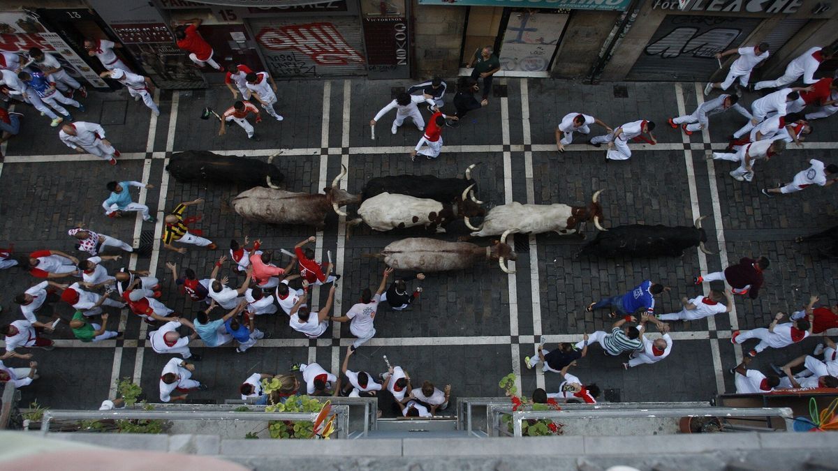 Encierro dia 8 desde Estafeta con los escaparates cerrados