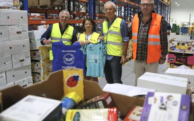Fernando Ibarreta, Bel&eacute;n M&eacute;ndez de Vigo, Enrique Cifuentes y Carlos Mart&iacute;nez, este lunes durante la visita al almac&eacute;n de Oiartzun de los responsables de la Behobia-San Sebasti&aacute;n.