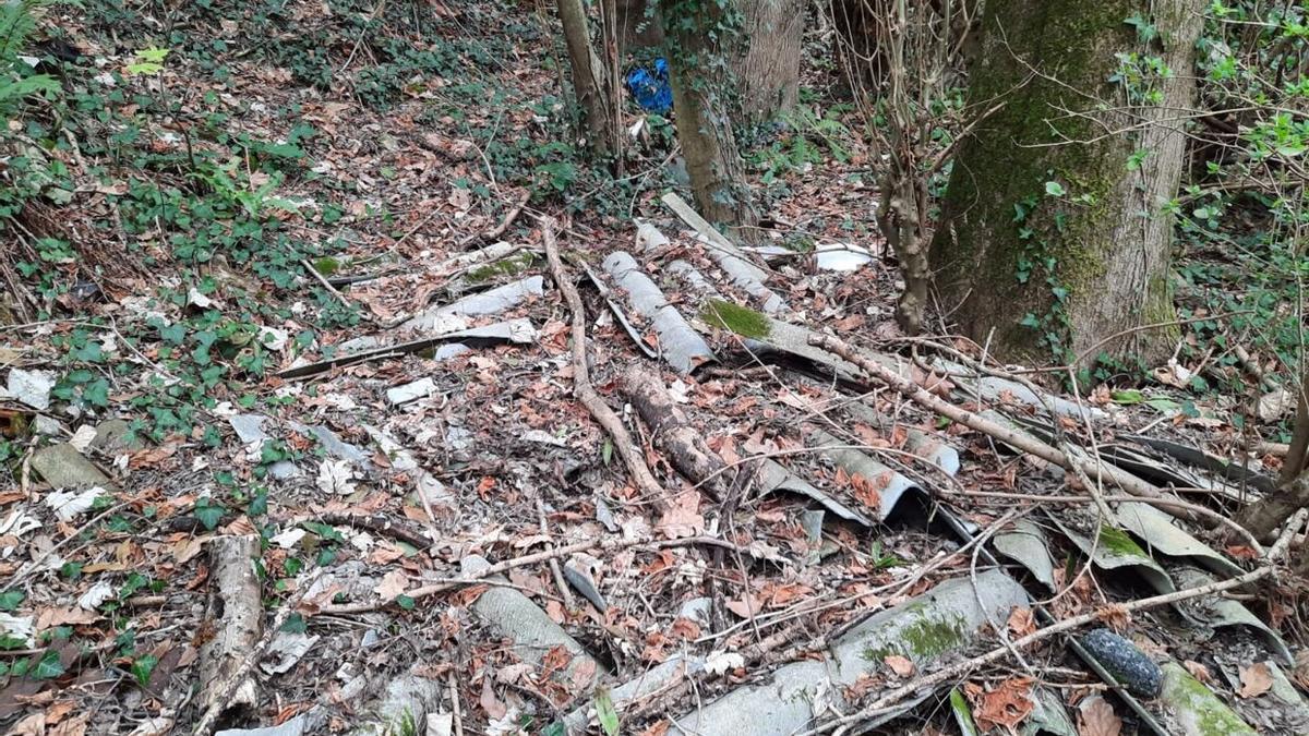 Restos de uralita aparecidos en el parque de Ametzagaina.