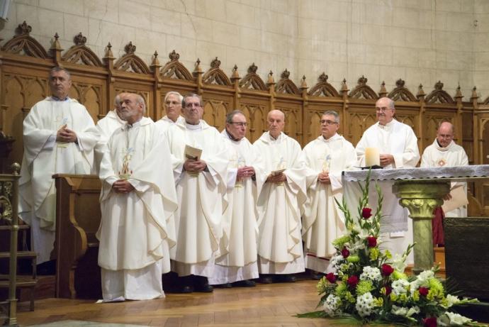 Un grupo de sacerdotes ofician una misa.