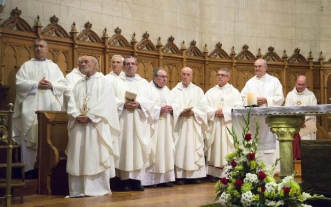 Un grupo de sacerdotes ofician una misa. Un grupo de sacerdotes ofician una misa.