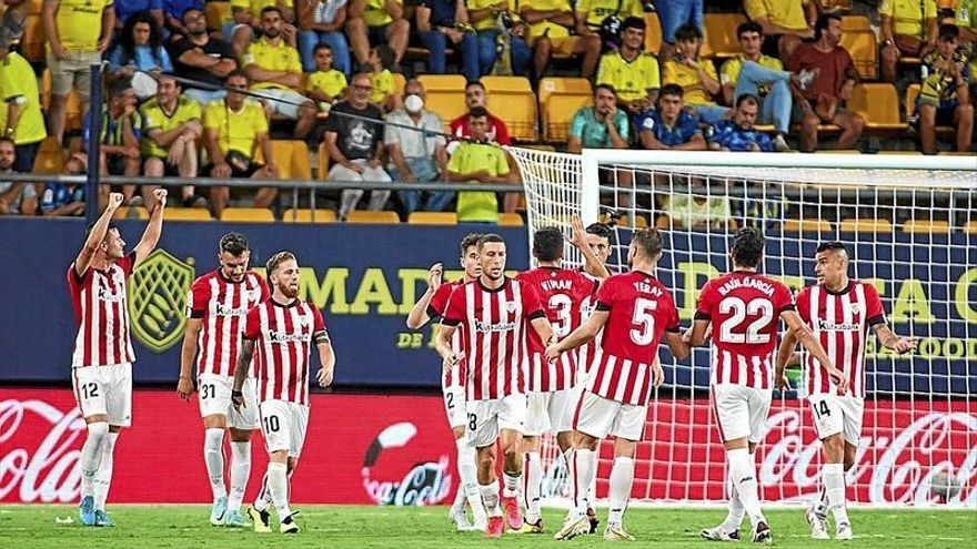 Los jugadores del Athletic celebran el cuarto gol en el Nuevo Mirandilla.