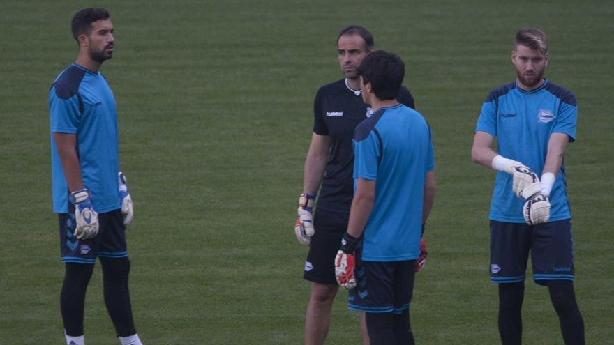 López Vallejo durante un entrenamiento del Deportivo Alavés en 2016
