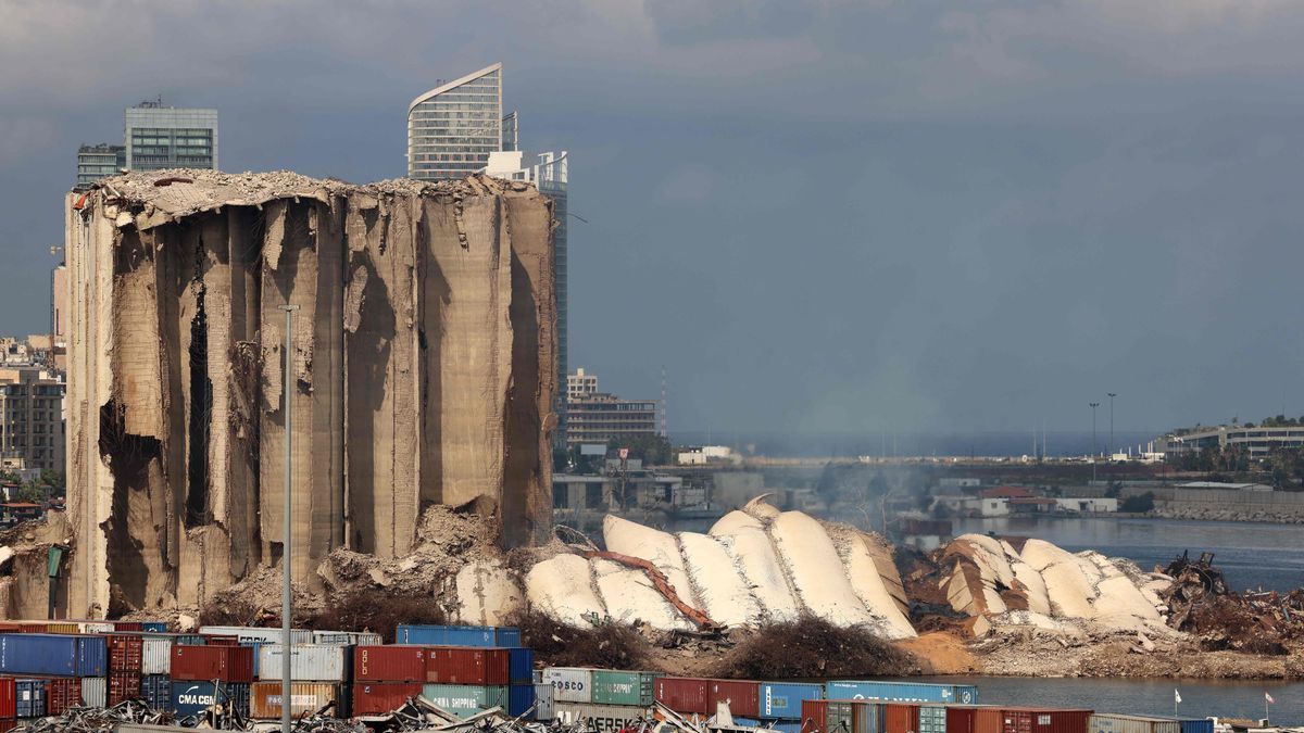 Los silos que quedaban en pie tras la explosión de 2020 en Beirut.