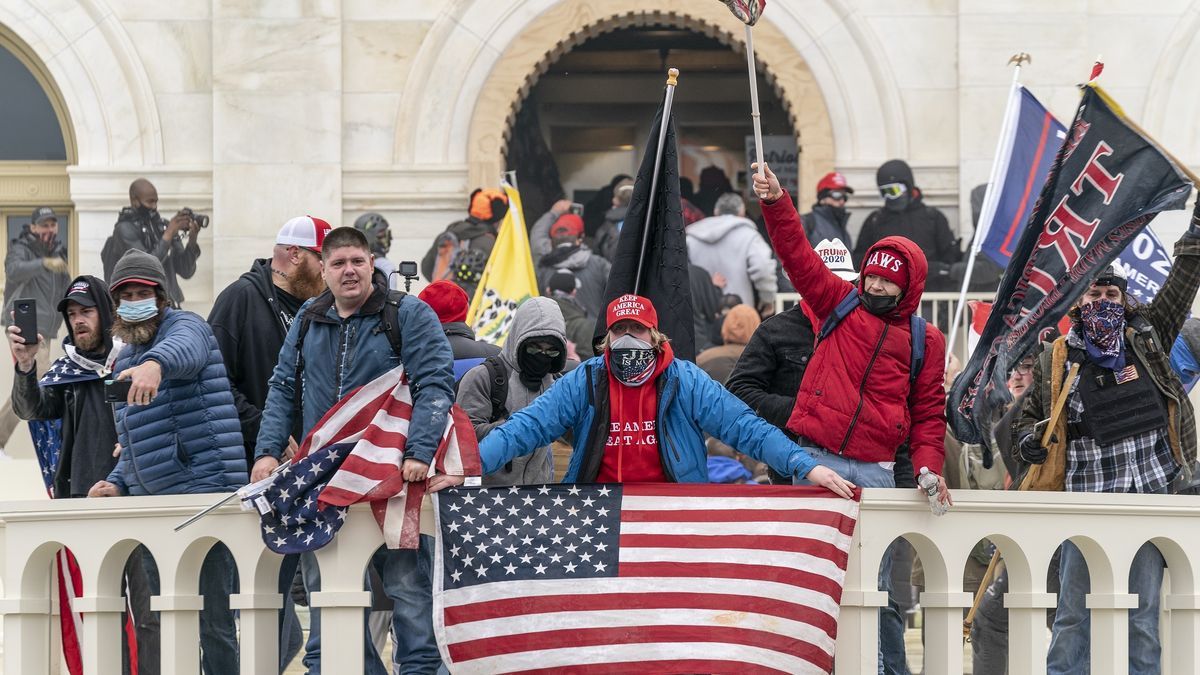 Simpatizantes de Donald Trump durante el asalto al Capitolio de Estados Unidos.