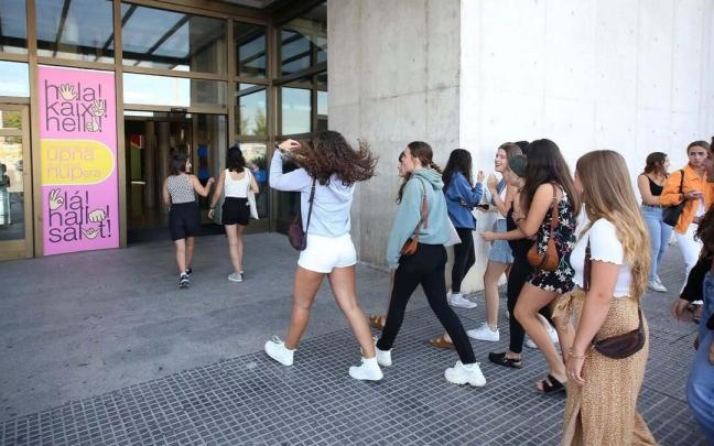 Estudiantes acceden al Aulario de la UPNA