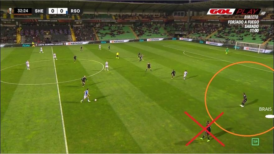 De cara al partido de este jueves en Anoeta, Imanol pareció pensar en explotar esa situación de Brais sacando a campo más abierto (naranja) a su centrocampista (Badolo) y 'limpiando' la jugada en mayor medida tras eliminar al carrilero de la ecuación (cruz).