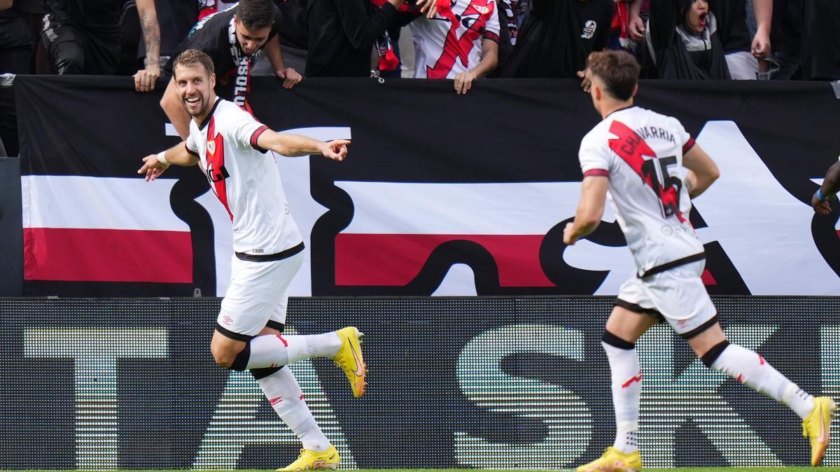 Florian Lejeune celebra uno de sus goles con el Rayo Vallecano.