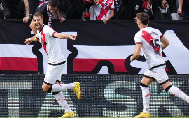 Florian Lejeune celebra uno de sus goles con el Rayo Vallecano.