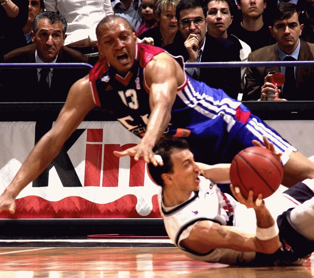 Victor Alexander pelea por un balón dividido con Radja