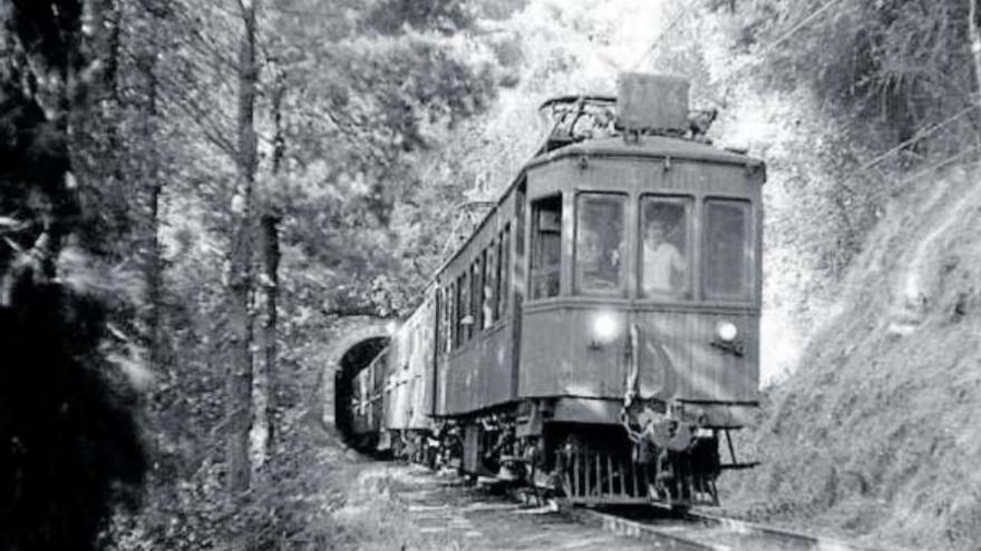 El tren del Urola, a la salida de un túnel