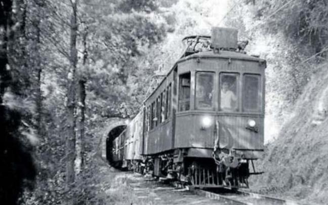 El tren del Urola, a la salida de un túnel