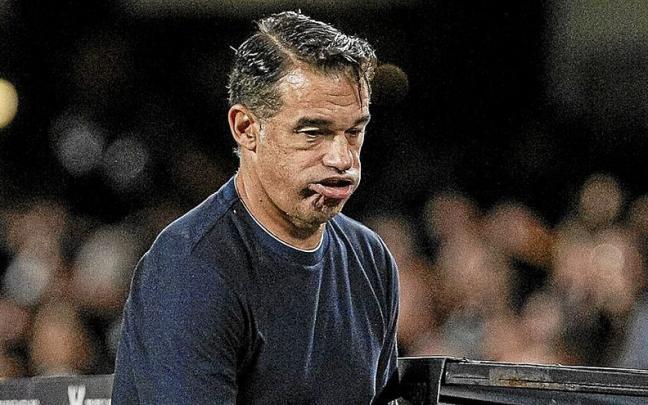 Luis García hace un gesto de desesperación durante el partido de ayer. Luis García hace un gesto de desesperación durante el partido de ayer.