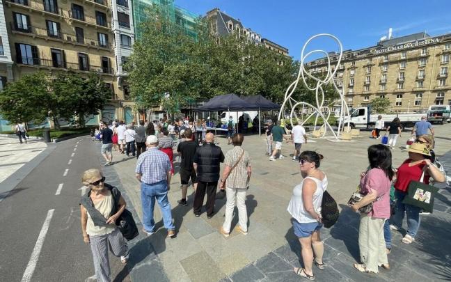 Reparto de flores en la plaza Ramón Labayen el pasado mes de mayo.