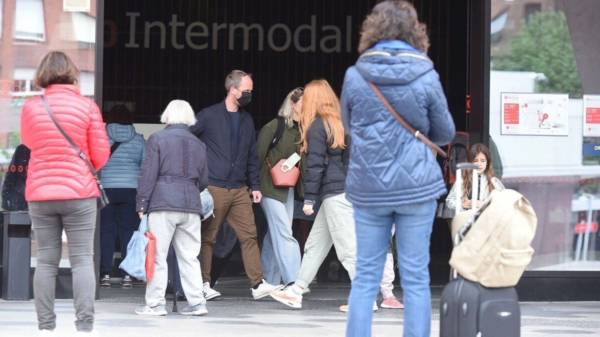 Un grupo de viajeros entra a la Intermodal para acceder al servicio de Renfe.