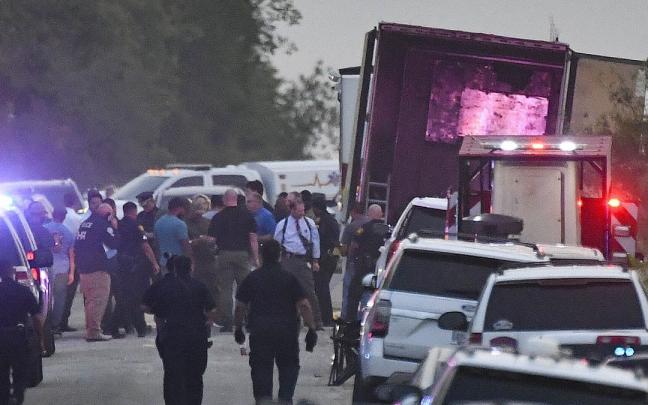 Personal de emergencia en el lugar donde fue localizado el camión con 51 migrantes fallecidos en su interior. Personal de emergencia en el lugar donde fue localizado el camión con 51 migrantes fallecidos en su interior.