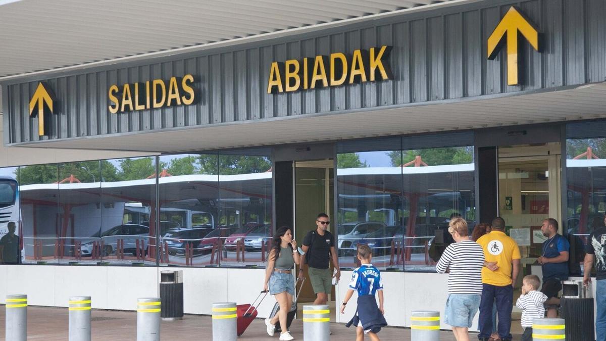 Puerta de acceso a las salidad del aeropuerto de Foronda.