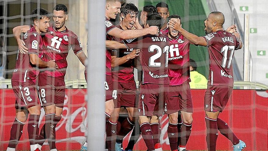 Los jugadores de la Real celebran el definitivo 1-2 anotado por Le Normand, la pasada temporada en el Martínez Valero de Elche. | FOTO: EFE