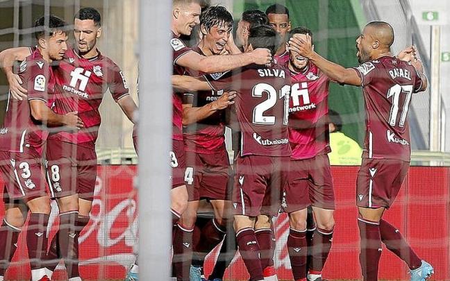 Los jugadores de la Real celebran el definitivo 1-2 anotado por Le Normand, la pasada temporada en el Martínez Valero de Elche. | FOTO: EFE