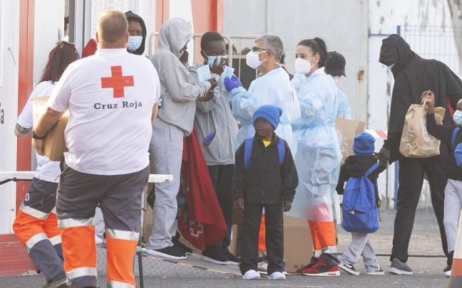 Además de la niña fallecida, en las pateras viajaban 11 menores. Además de la niña fallecida, en las pateras viajaban 11 menores.