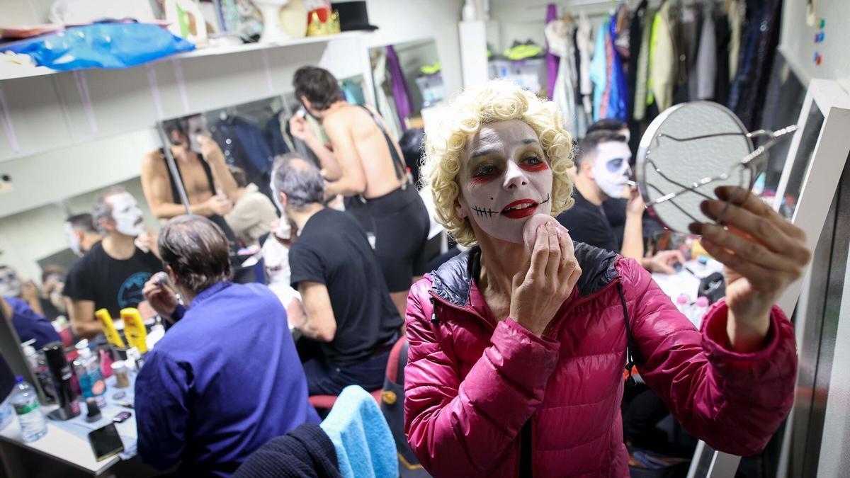 Los actores y la actrices del cabaret preparándose para salir a escena en la función del 29 de diciembre