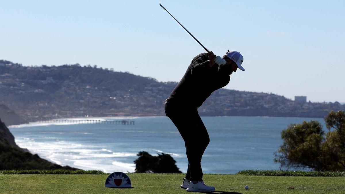Jon Rahm, ayer en el tee de salida del hoyo 15 de Torrey Pines.