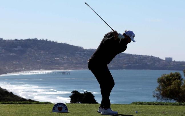 Jon Rahm, ayer en el tee de salida del hoyo 15 de Torrey Pines. Jon Rahm, ayer en el tee de salida del hoyo 15 de Torrey Pines.