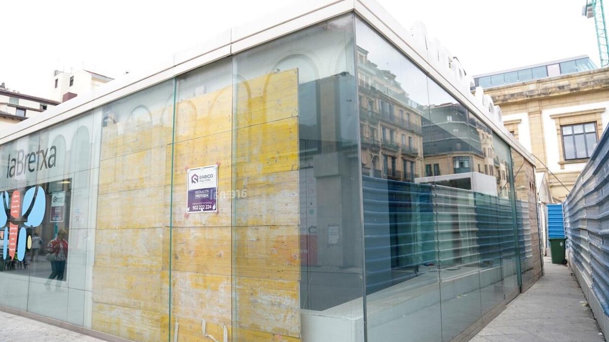 Algunos negocios del módulo central de la plaza ya han cerrado