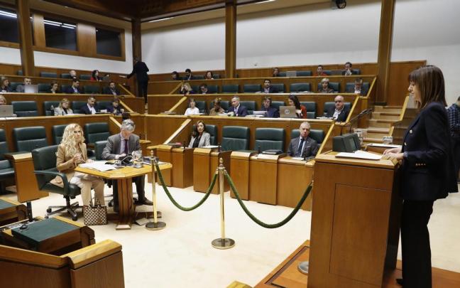La consejera de Trabajo y Empleo, Idoia Mendia, interviene en el pleno del Parlamento vasco donde se ha aprobado la reforma del RGI. La consejera de Trabajo y Empleo, Idoia Mendia, interviene en el pleno del Parlamento vasco donde se ha aprobado la reforma del RGI.