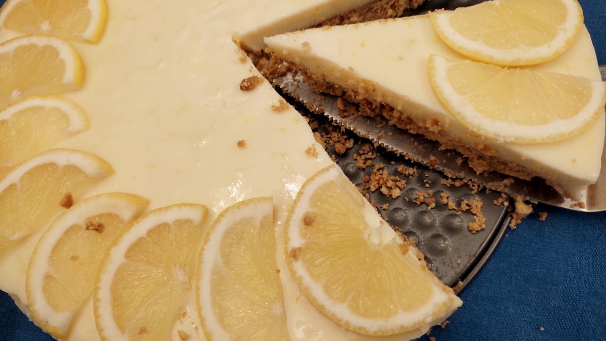 La tarta de limón es una de las más frescas. Y en lugar de este cítrico se puede usar otra fruta.