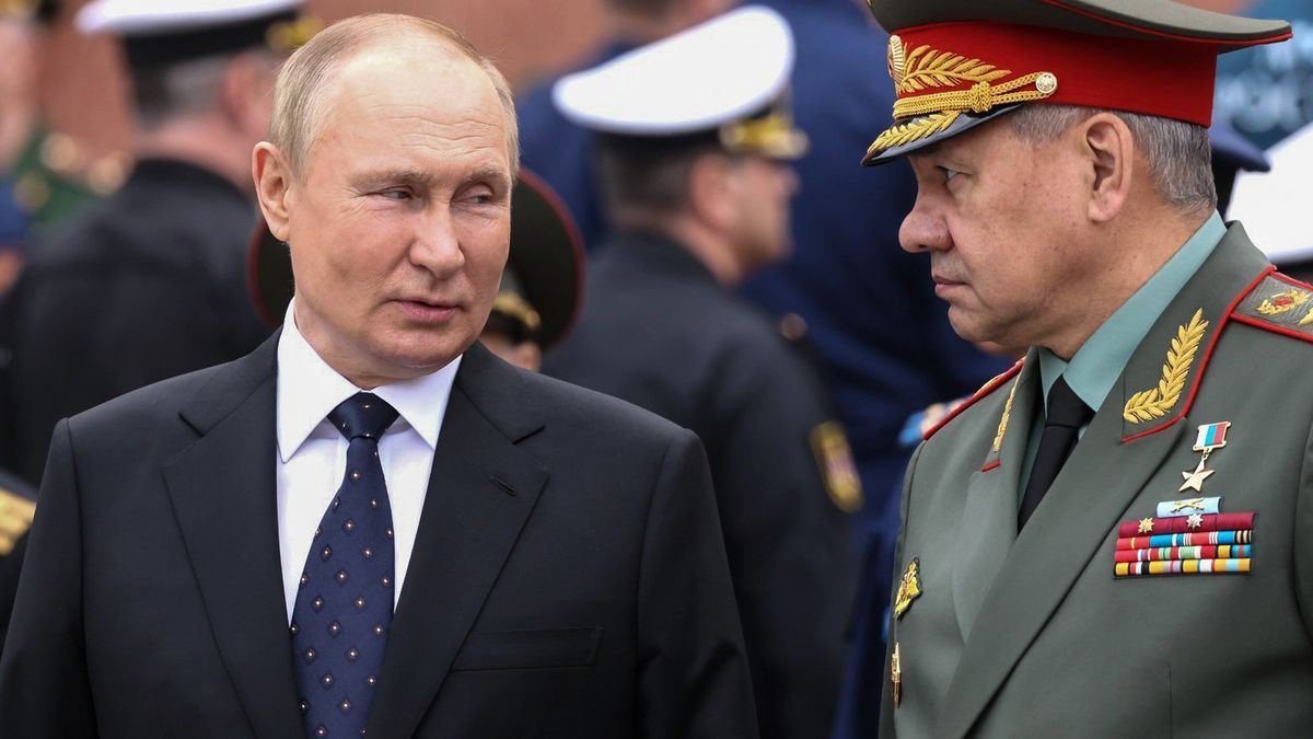 Vladimir Putin junto al ministro de Defensa ruso, Sergei Shoigu.