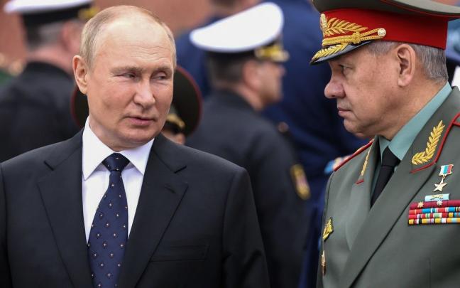 Vladimir Putin junto al ministro de Defensa ruso, Sergei Shoigu.