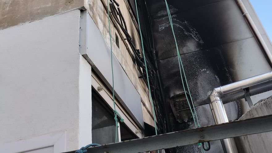 Daños en el exterior del edificio causado por el incendio