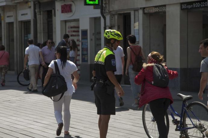 Un agente de la Policía Local de Vitoria, en una imagen de archivo