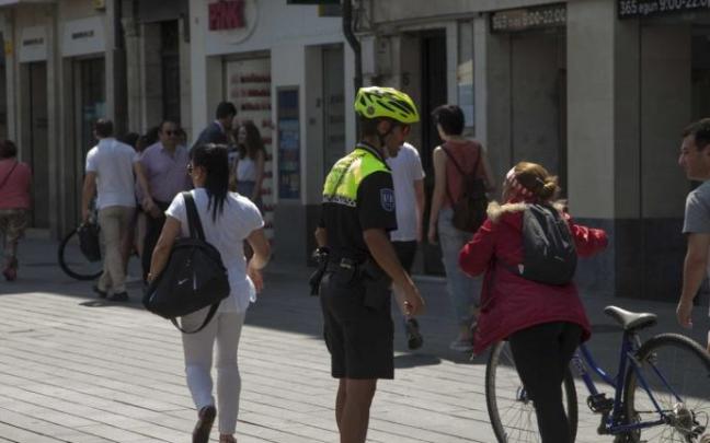 Un agente de la Policía Local de Vitoria, en una imagen de archivo