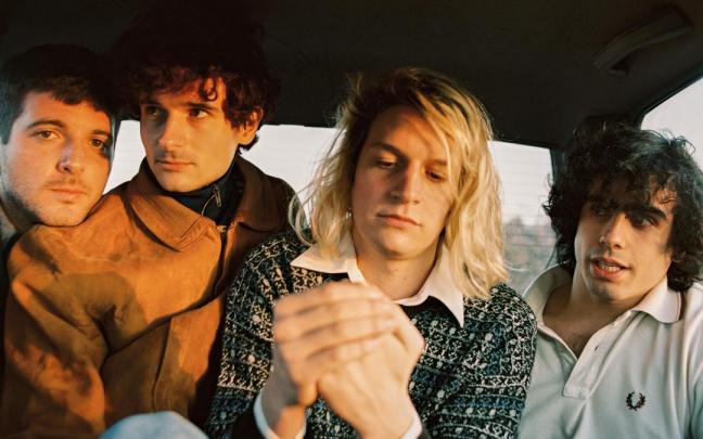 Carolina Durante, la banda Madrileña: Diego Ibáñez (voz), Mario del Valle (guitarra), Martín Vallhonrat (bajo) y Juan Pedrayes (batería).