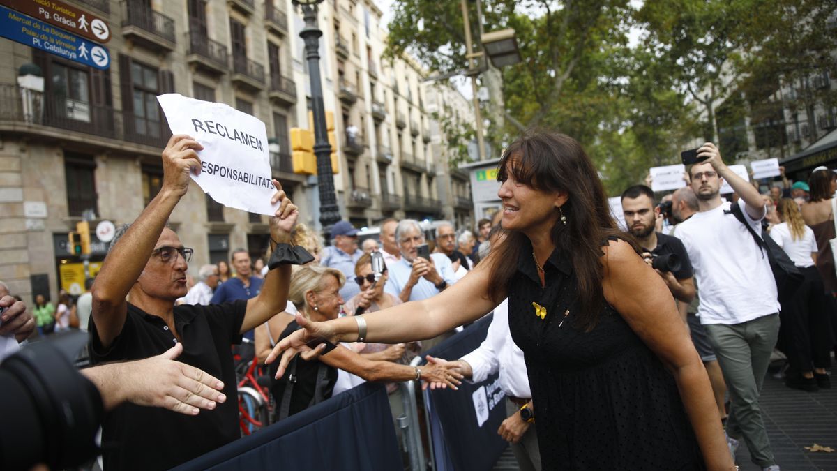 Borràs se acerca a saludar a las personas que clamaban por la “responsabilidad” del Estado.