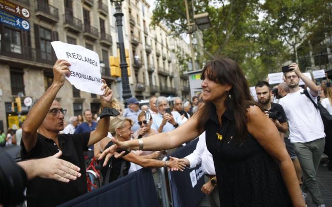 Borràs se acerca a saludar a las personas que clamaban por la “responsabilidad” del Estado.