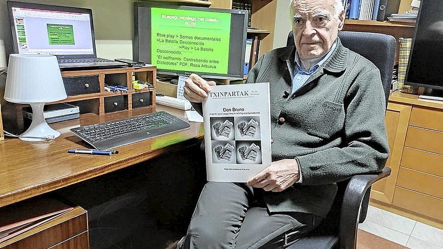 Iñaki Beldarrain, en su despacho, con el ejemplar de la revista ‘Txinpartak’ dedicado a Don Bruno.