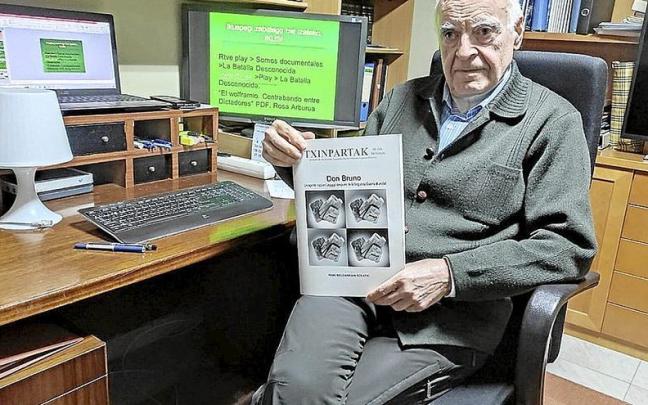 Iñaki Beldarrain, en su despacho, con el ejemplar de la revista ‘Txinpartak’ dedicado a Don Bruno.