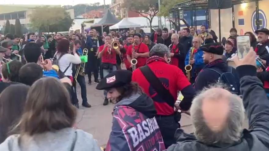 Vídeo: La txaranga baskonista hace bailar a Badalona