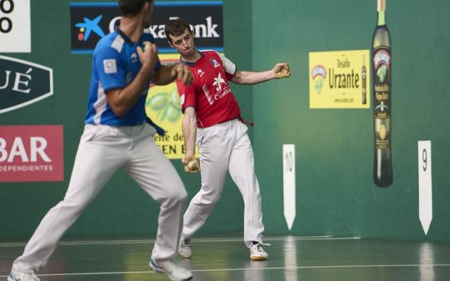 Julen Martija golpea con la derecha frente a Jon Ander Albisu. Julen Martija golpea con la derecha frente a Jon Ander Albisu.