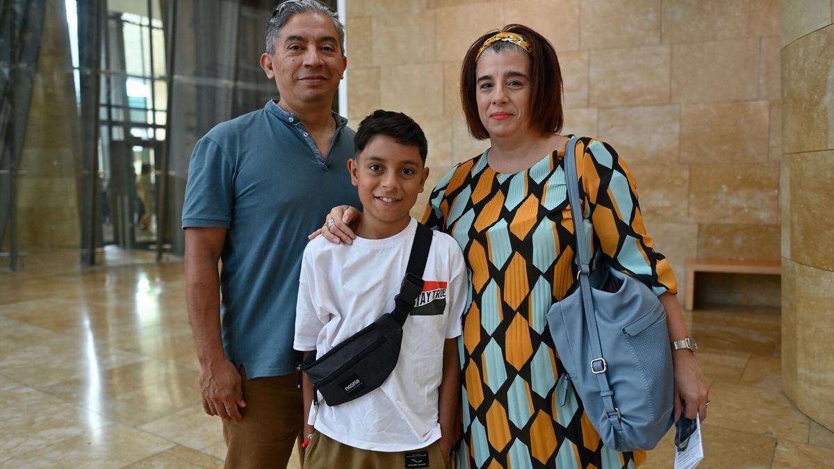 Ana Gorostiza, Ricardo Colín y Odei acuden desde Donosti.